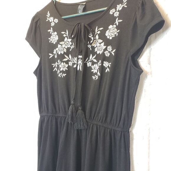 ALYA Cap Sleeve Popover Floral Embroidered Dress - Picture 2 of 9